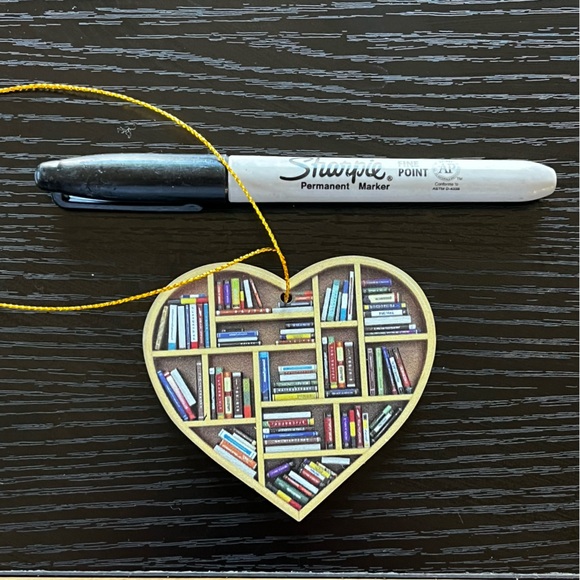 Heart Bookshelf Decoration - Picture 4 of 7